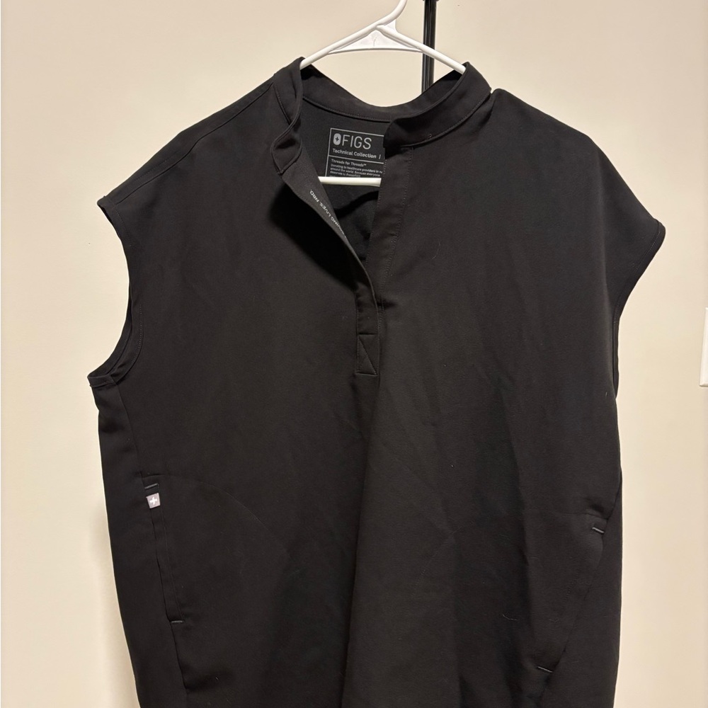 FIGS women’s oversized scrub top